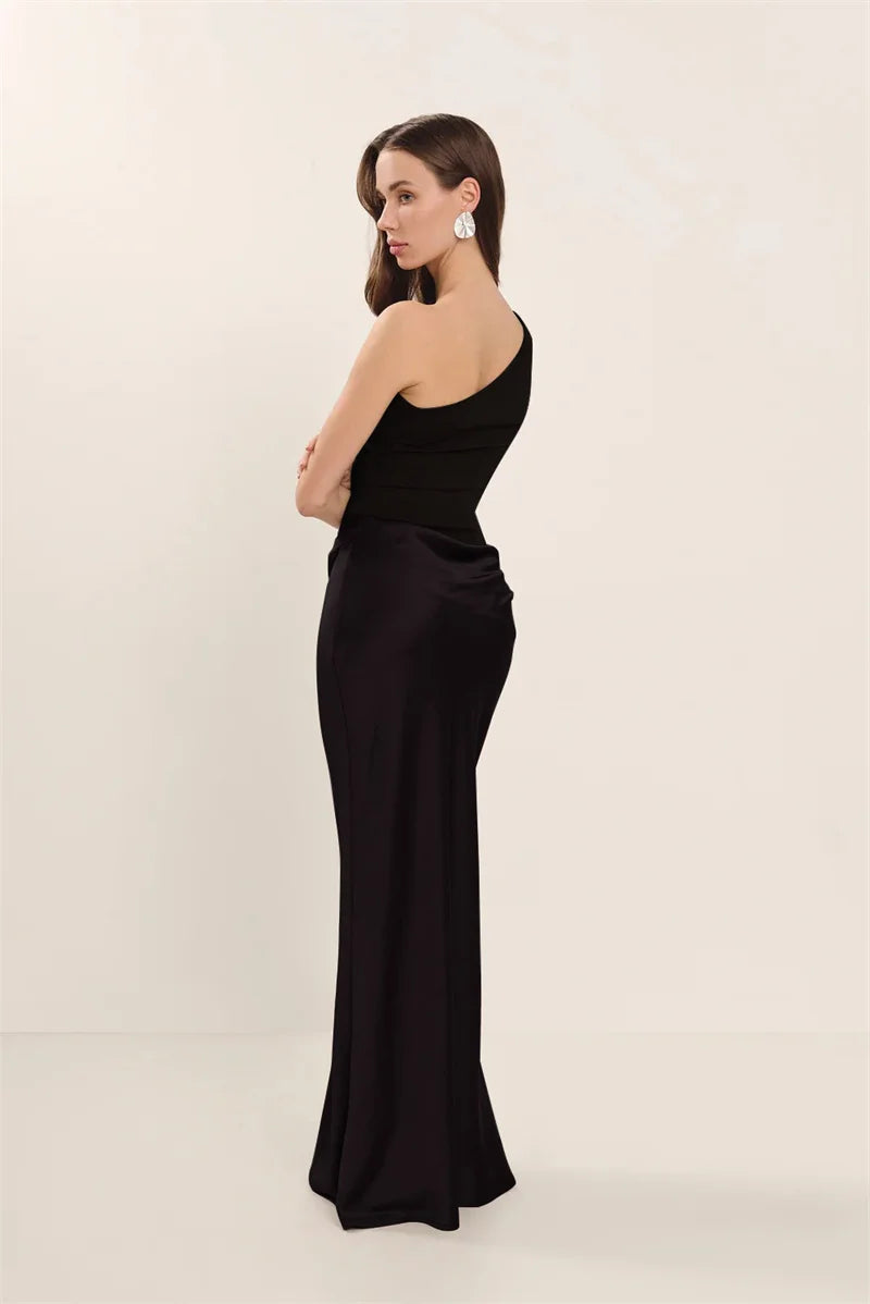Coraline | Satin-Maxikleid mit One-Shoulder-Ausschnitt