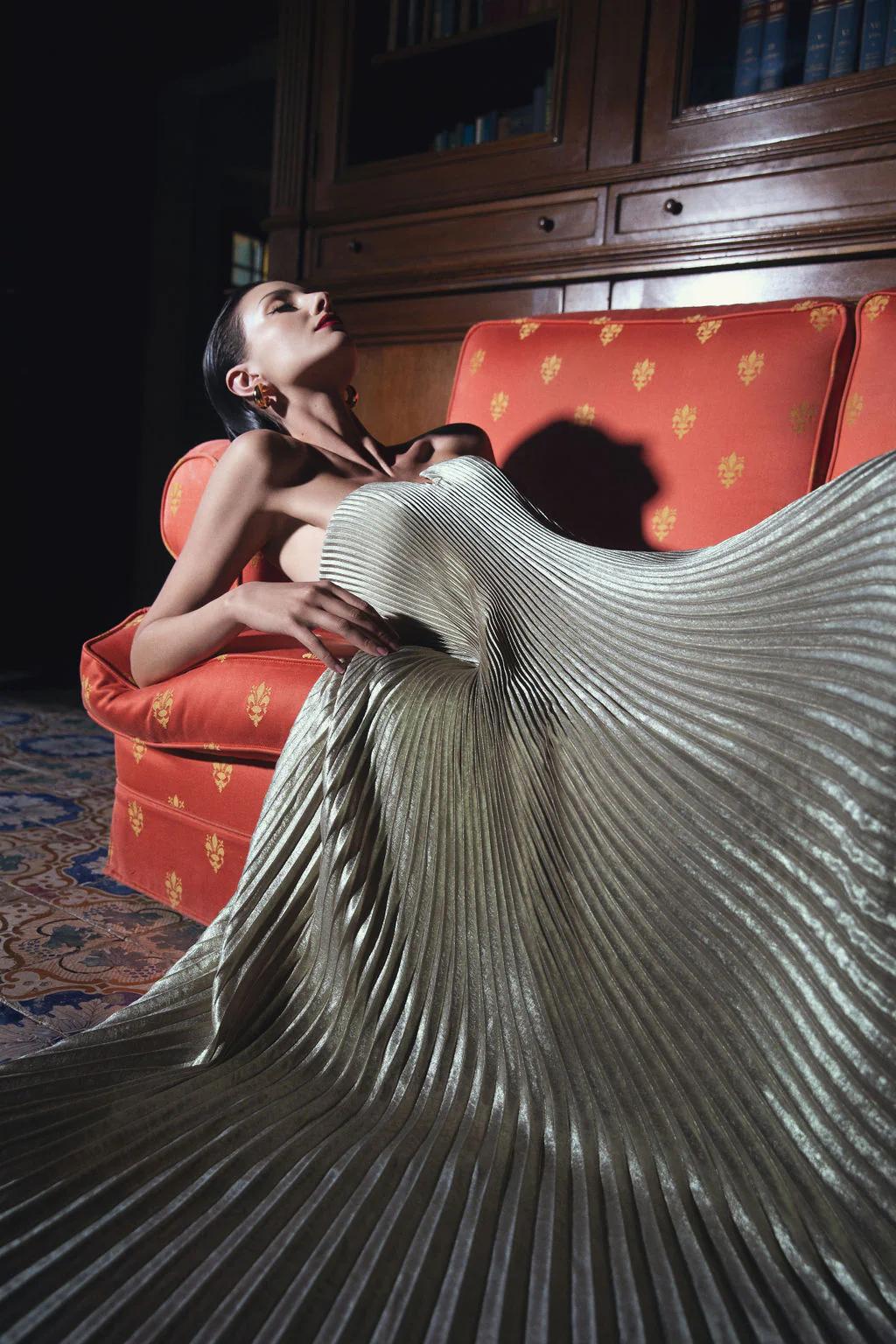 Celestia trägerloses, plissiertes Abendkleid – Goldene Eleganz