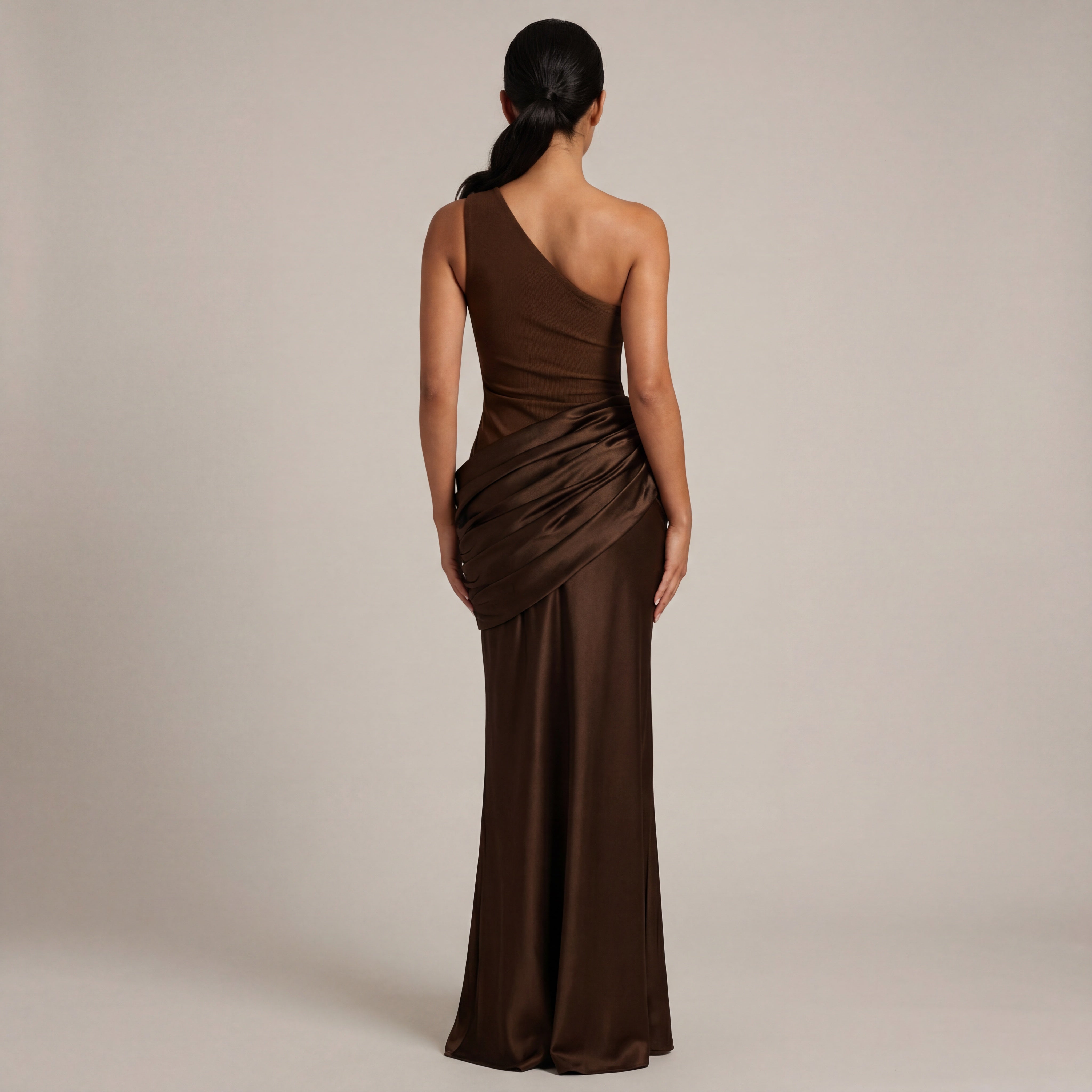 CORALIE | EIN-SCHULTERIGES MAXIKLEID MIT DRAPIERUNG