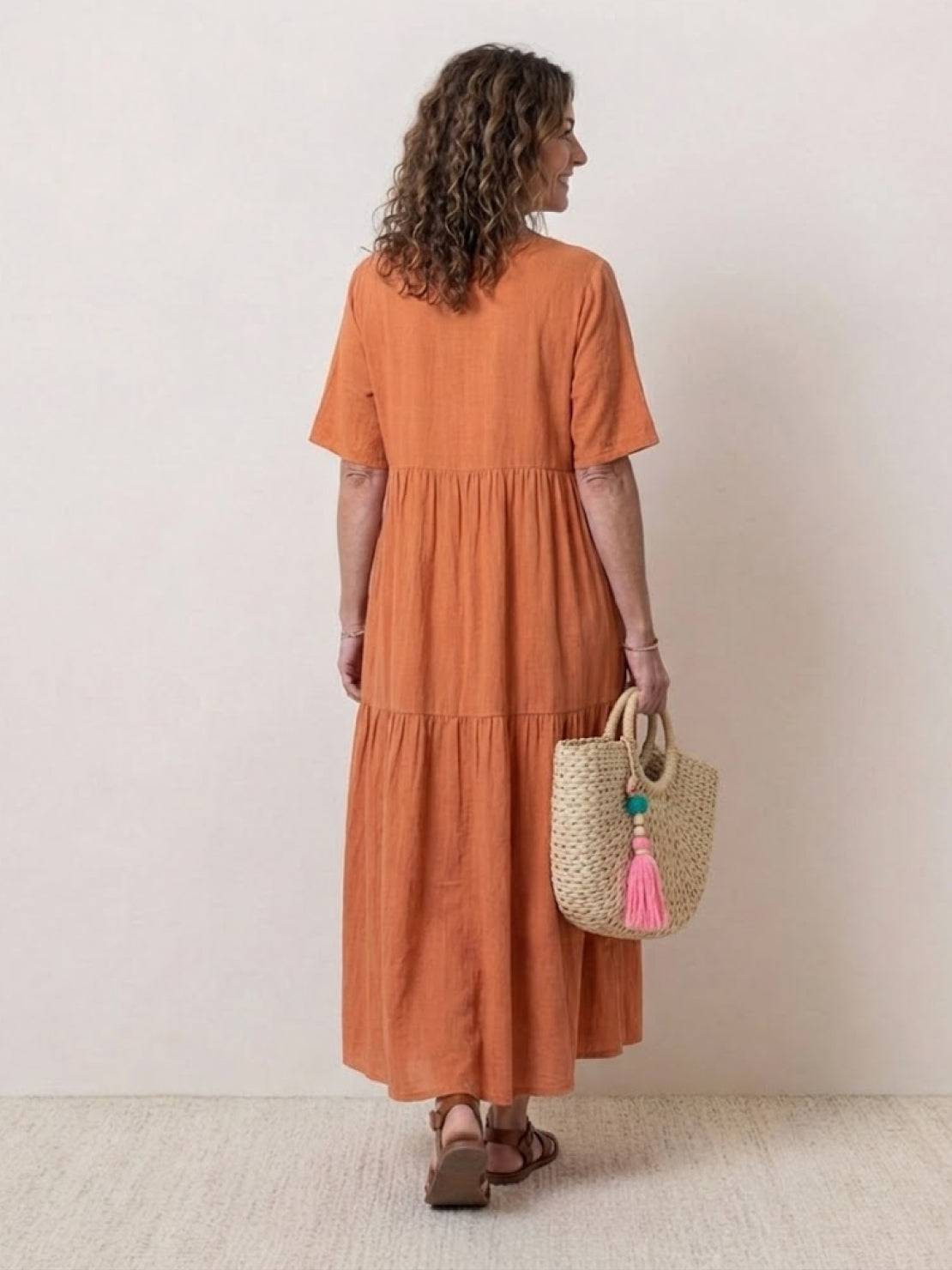 AMBER | ROBE MAXI À NIVEAUX ÉLÉGANTE AVEC COUVERTURE DU VENTRE
