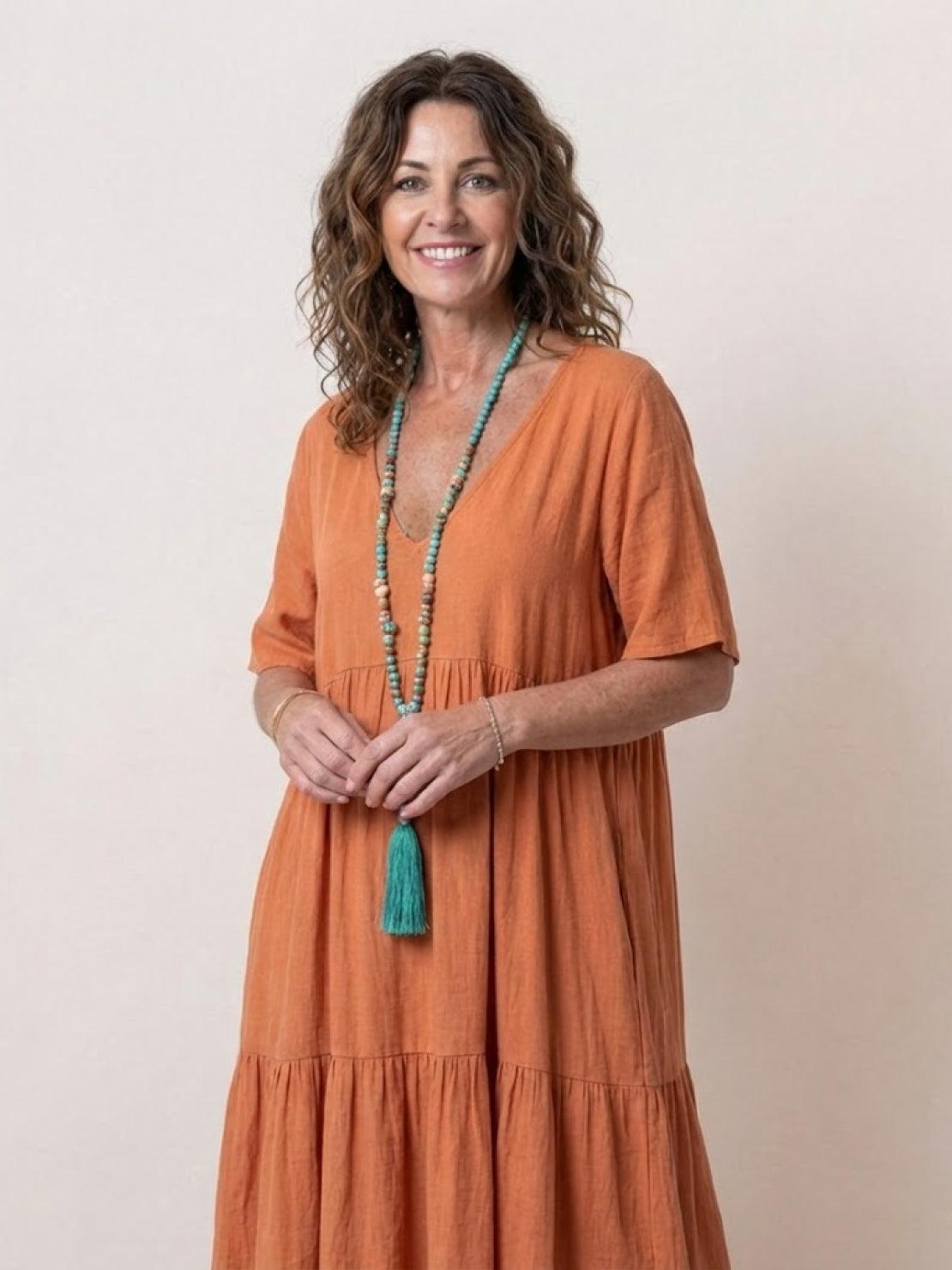 AMBER | ROBE MAXI À NIVEAUX ÉLÉGANTE AVEC COUVERTURE DU VENTRE