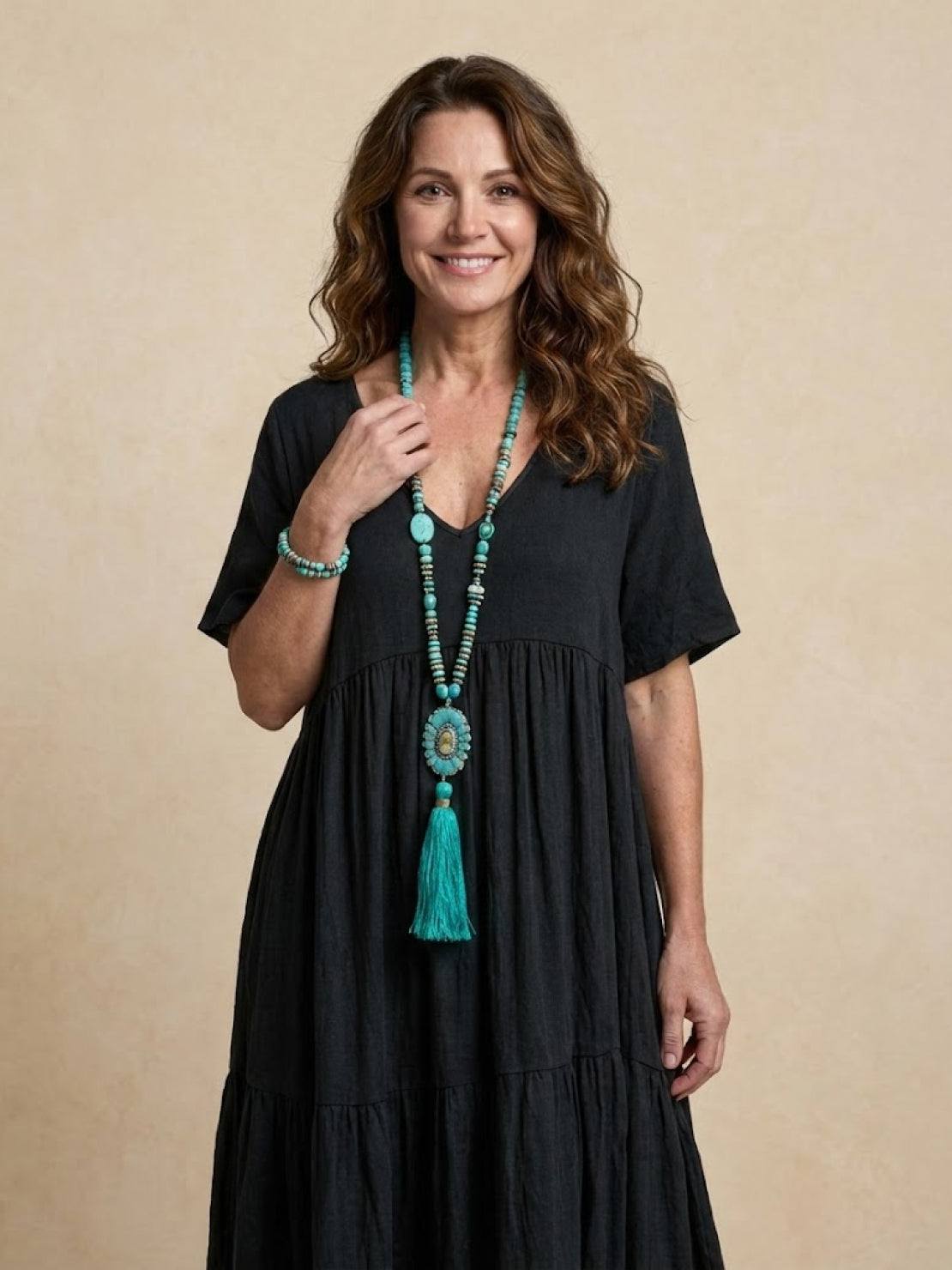 AMBER | ROBE MAXI À NIVEAUX ÉLÉGANTE AVEC COUVERTURE DU VENTRE