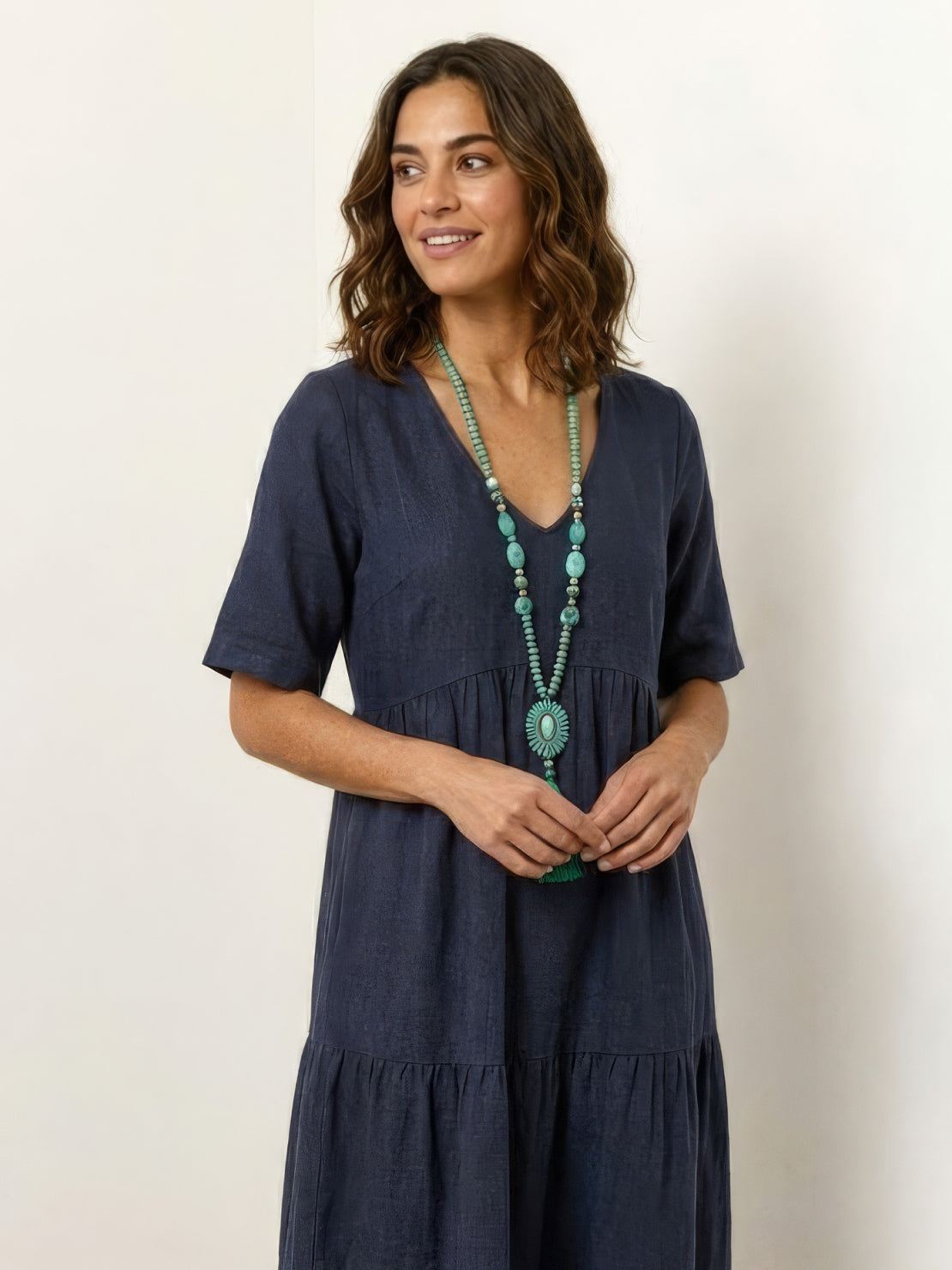 AMBER | ROBE MAXI À NIVEAUX ÉLÉGANTE AVEC COUVERTURE DU VENTRE