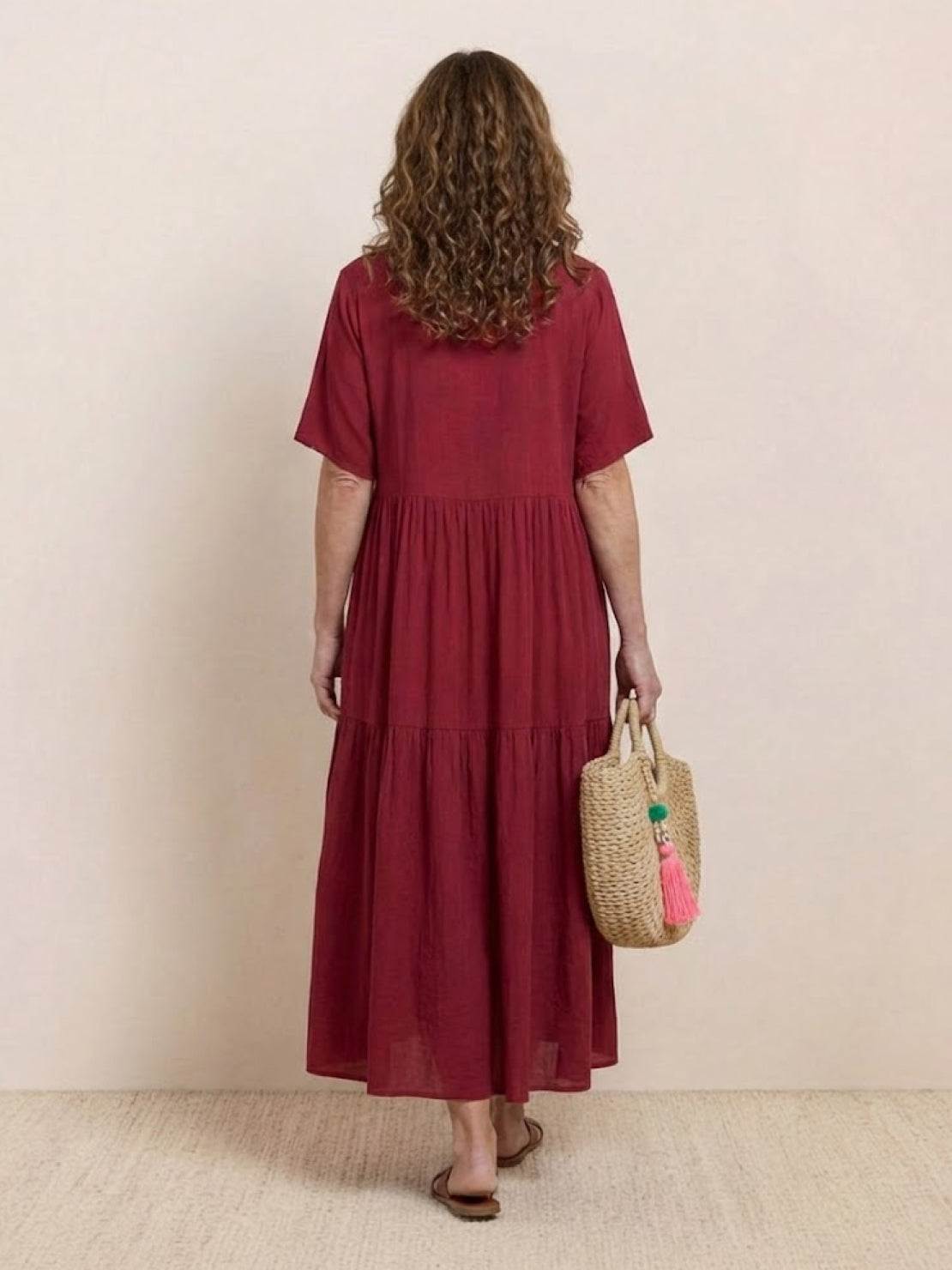 AMBER | ROBE MAXI À NIVEAUX ÉLÉGANTE AVEC COUVERTURE DU VENTRE