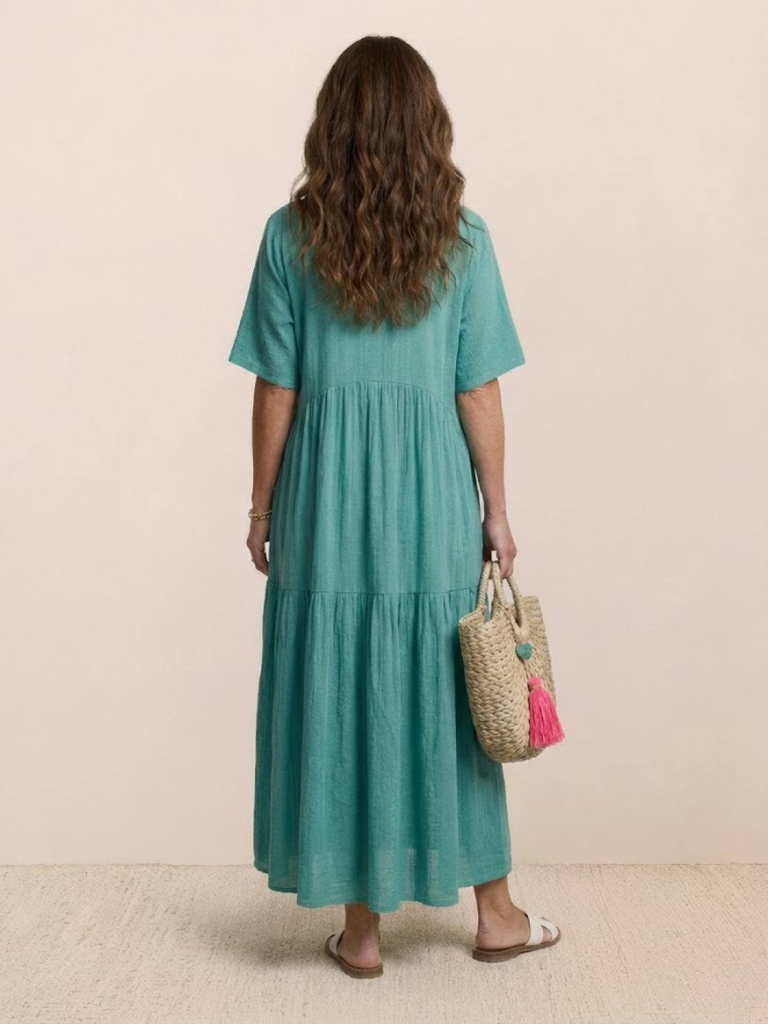 AMBER | ROBE MAXI À NIVEAUX ÉLÉGANTE AVEC COUVERTURE DU VENTRE