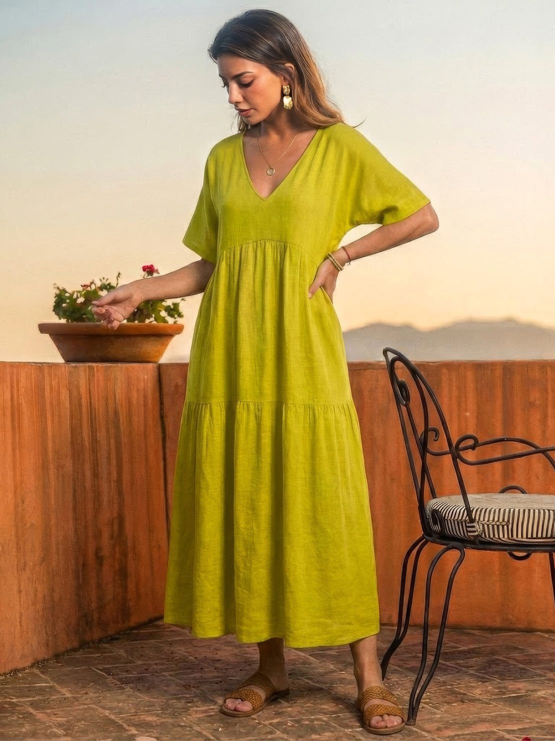 AMBER | ROBE MAXI À NIVEAUX ÉLÉGANTE AVEC COUVERTURE DU VENTRE